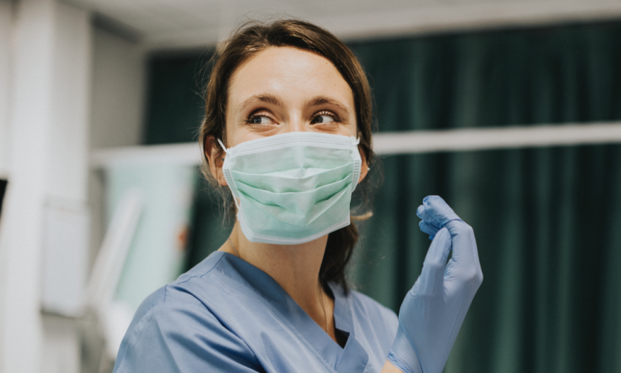 Femme Médecin Portant Un Masque Et Des Gants à Côté Du Patient Sur Un  Fauteuil Dentaire Avec Des Miroirs Buccaux