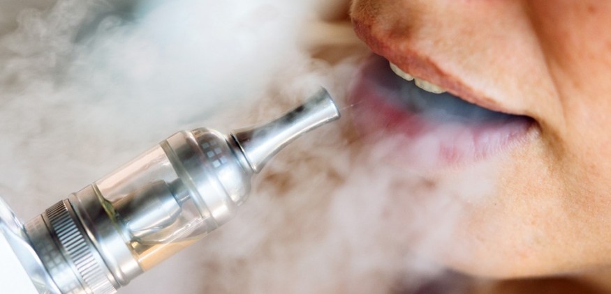 cigarette électronique gencives qui saignent Cigarette électronique gencive saigne, gingivite, déchaussement dentaire main image 1